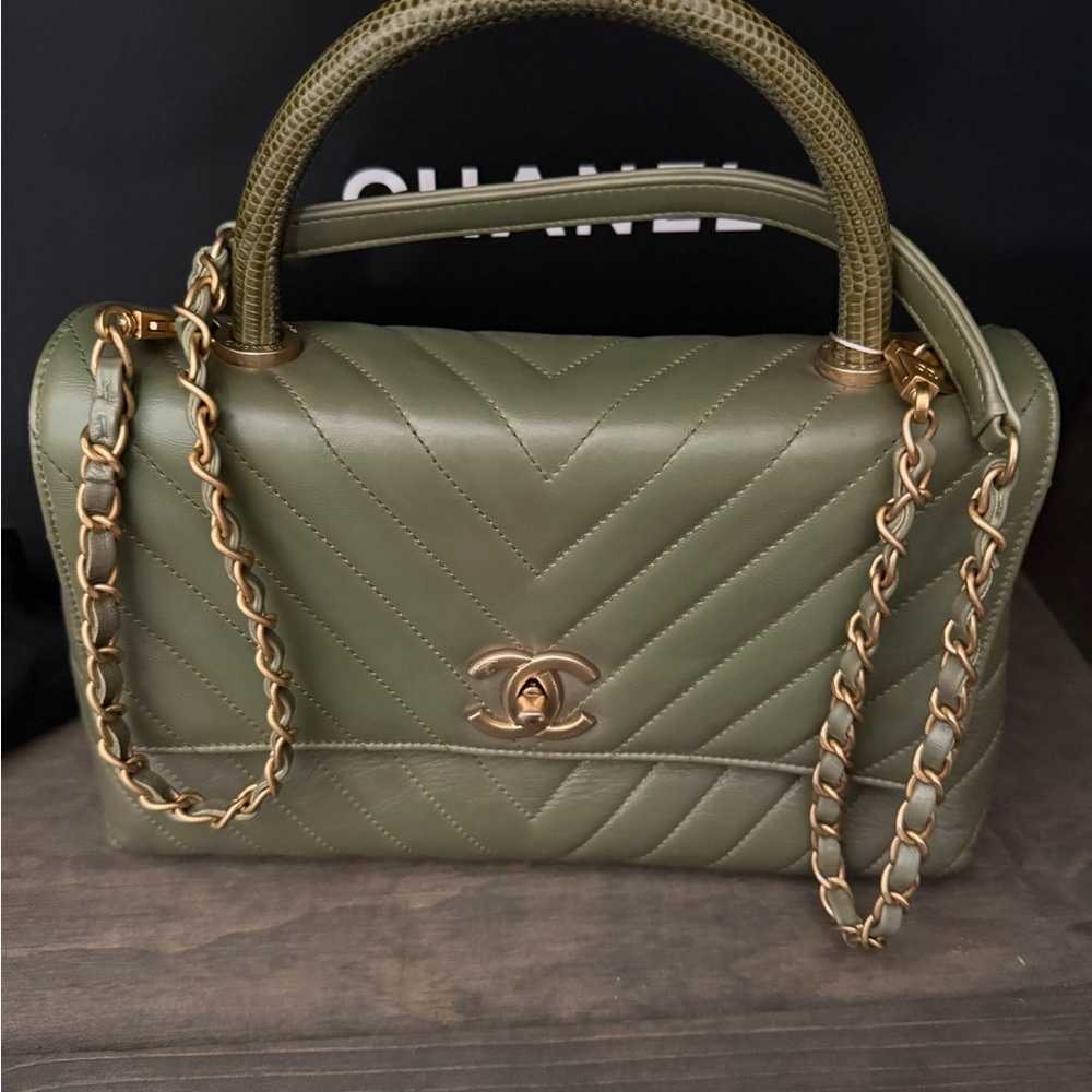 CHANEL Green Quilted Shoulder Bag with Gold Chain